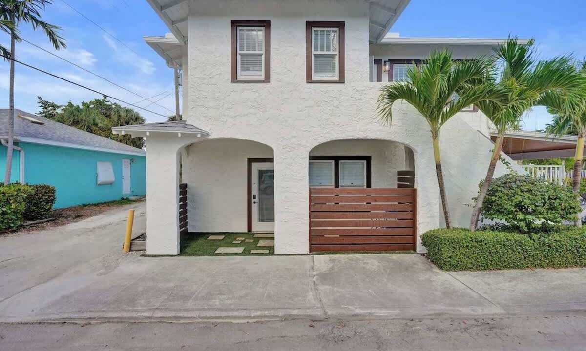 Mango Groves Apartment | Bright Studio + Pool | Walk to Lake Worth