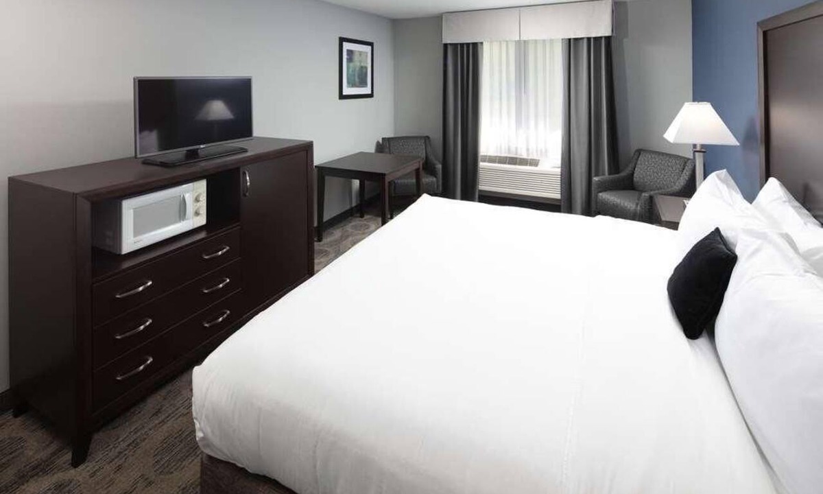 Sequim Hotel | Budget-friendly Accommodation! Onsite Pool, Free Parking & Breakfast!