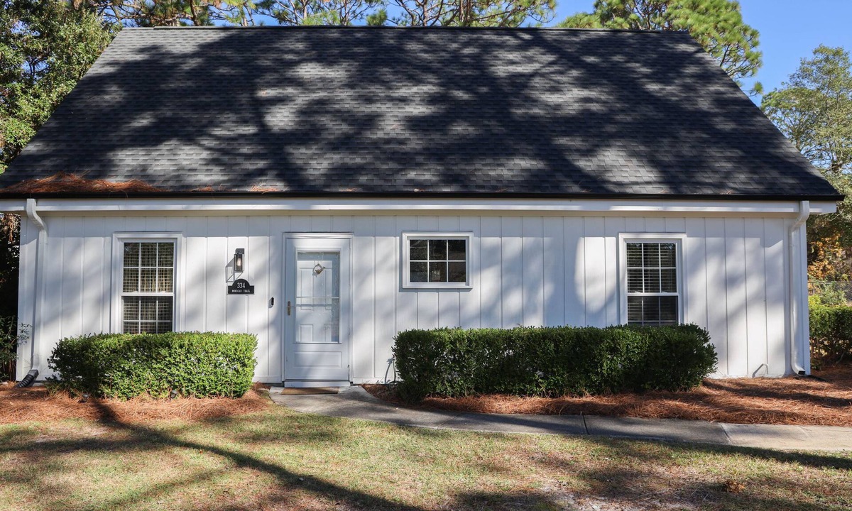 Myrtle Grove House | Bungalow Oasis! Central to Beaches for Groups w/Firepit, Yard & Outdoor Shower