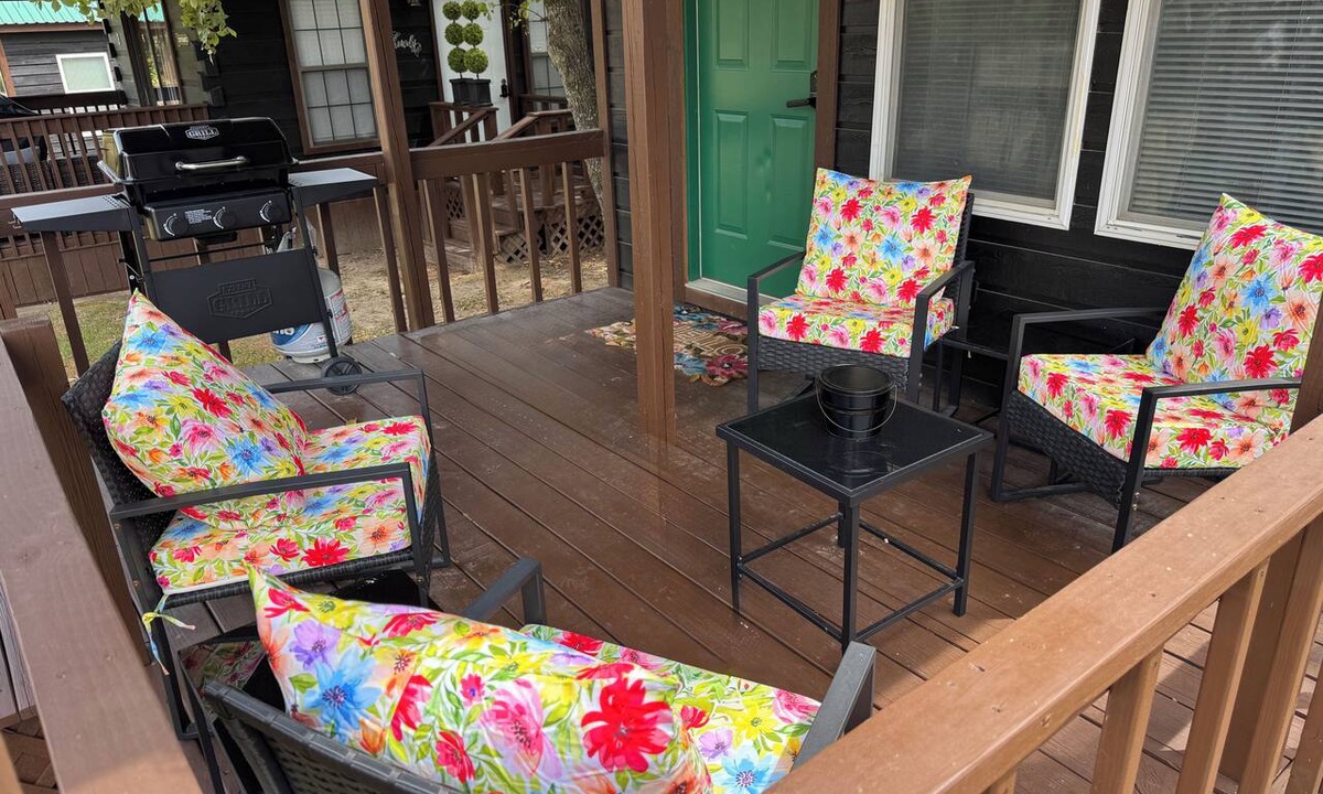 Texanna Cabin | Cabin 2: Cozy Tiny Cabin, Sleeps 4, Pet Friendly