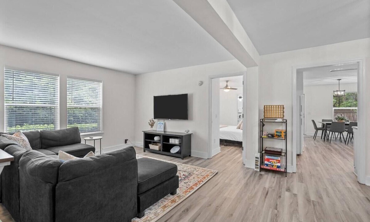 Wilmington House | Camelot Cottage - We love Dogs - Beach Mins. Away