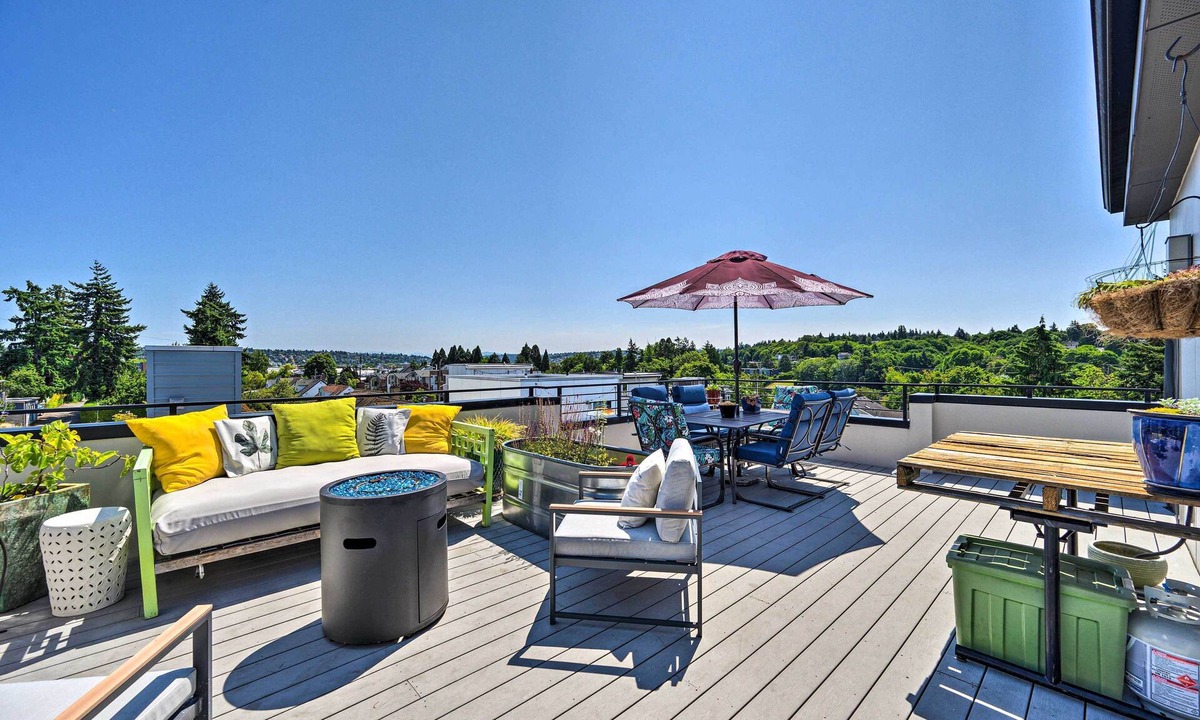 Sunset Hill House | Canal & Mtn Views: Pet-Friendly Seattle Retreat