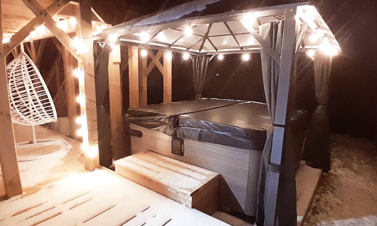 Orillia Apartment | ❤ Cedar-View Studio with Hot Tub ❤