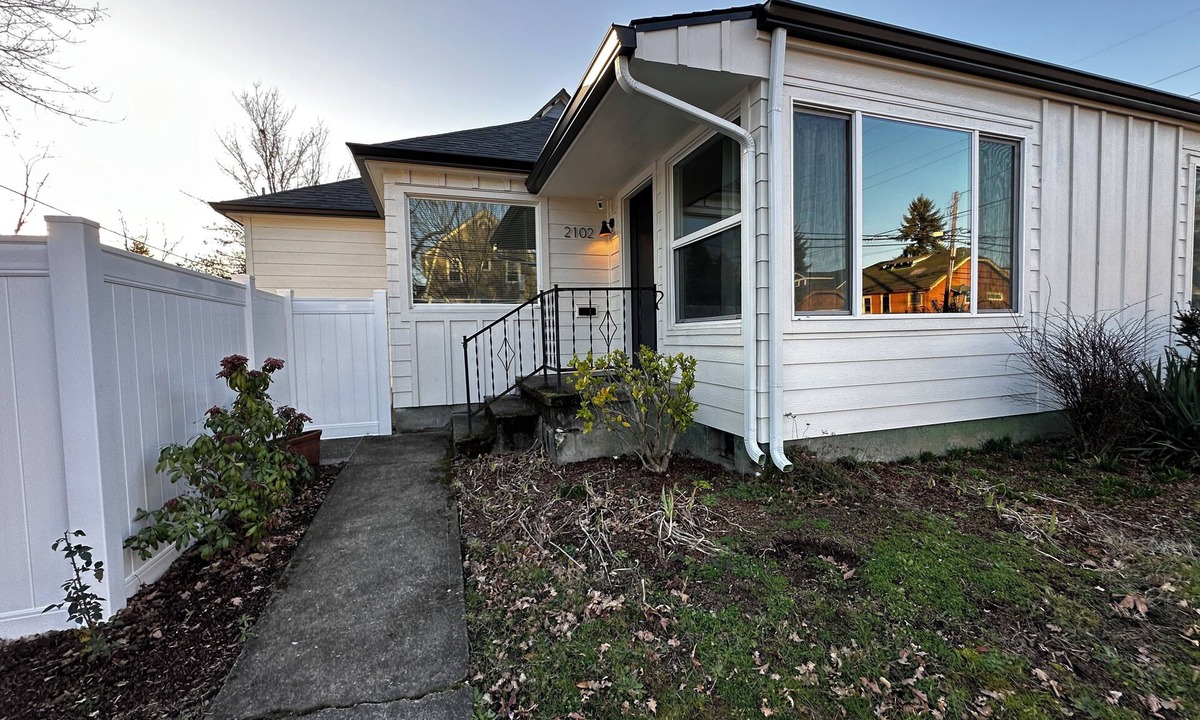 Hough Apartment | Central 2bed/2bath apartment in Vancouver DT with AC - pet friendly