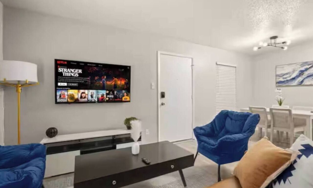 Hyde Park Apartment | Central Austin Parking Sleeps 5 Pet Friendly