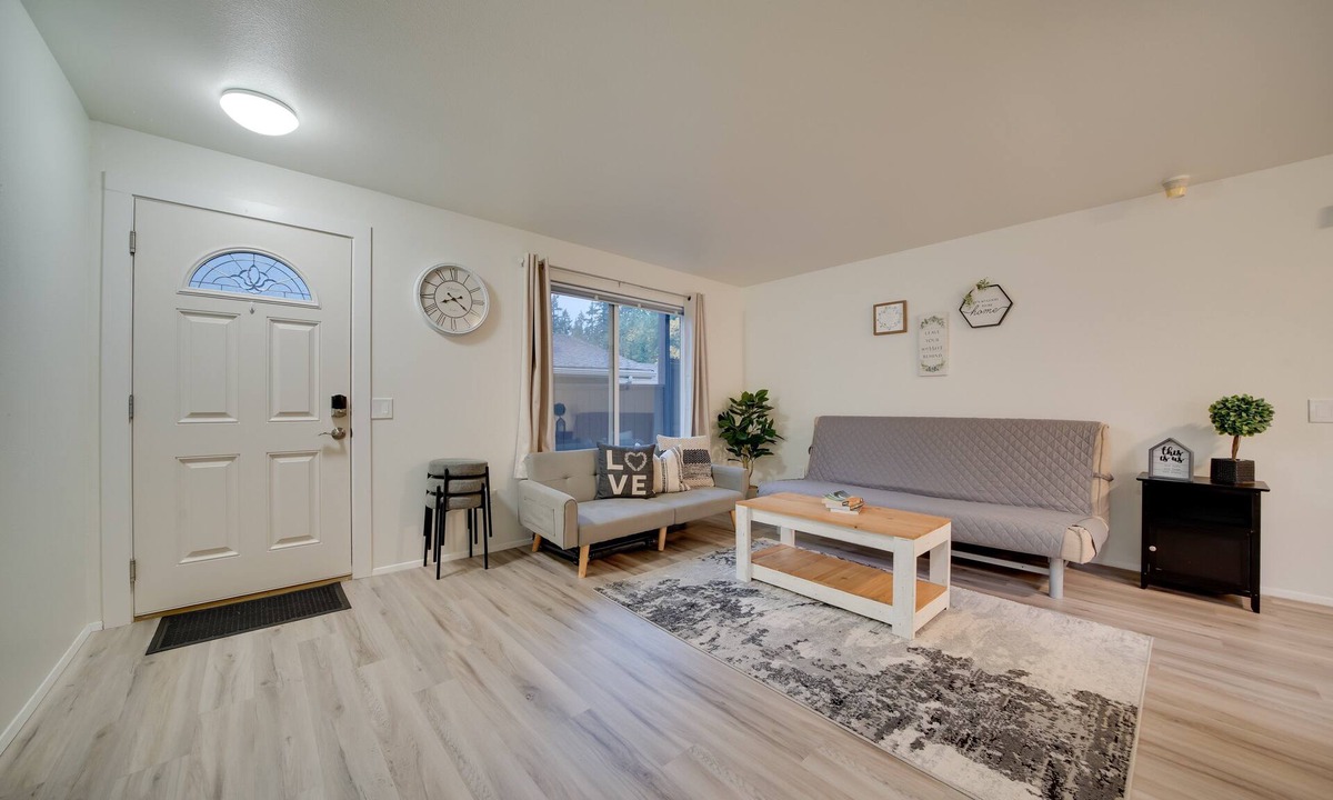 Lake Hills Apartment | Central Bellevue North Suite Near Downtown & I-90