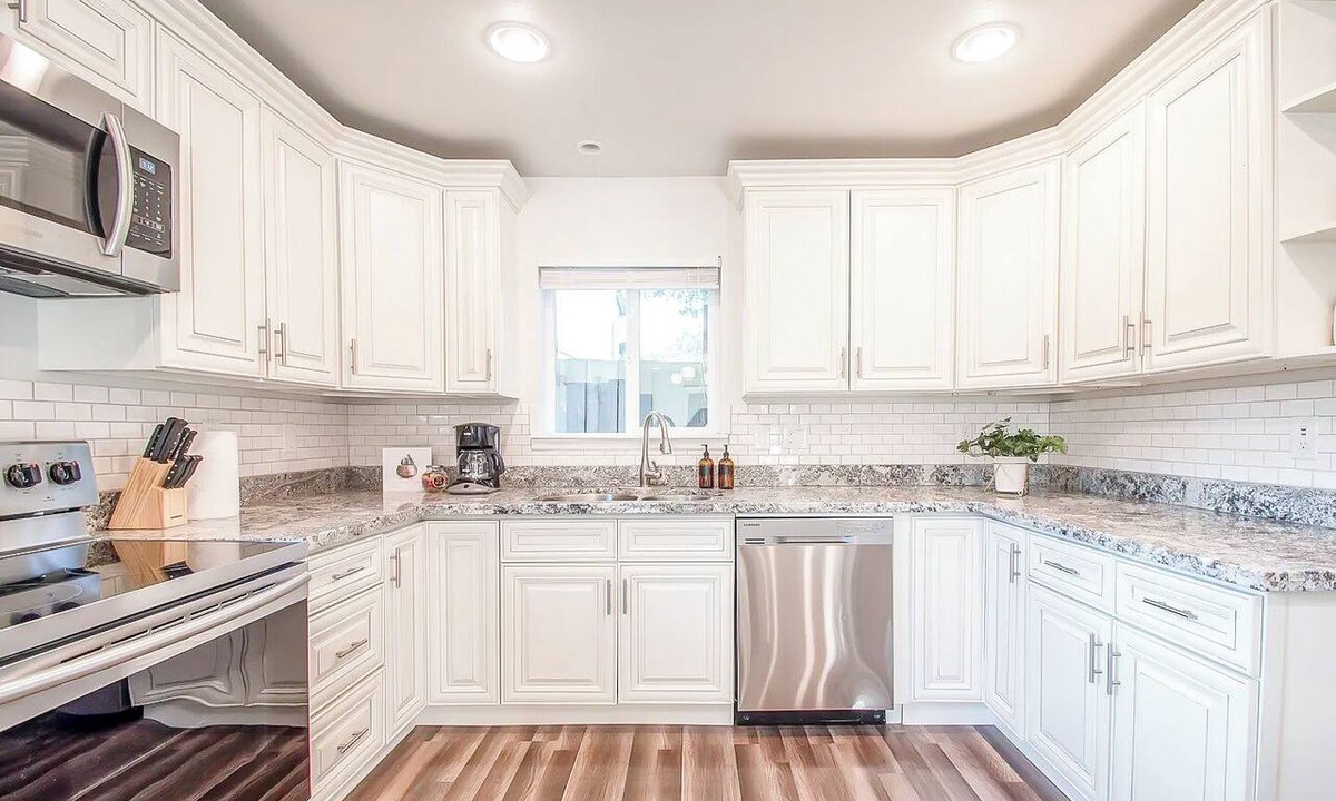Atlantic House | Central District 4BR Farmhouse — Walk to Light Rail, Fenced Backyard, Sleeps 12