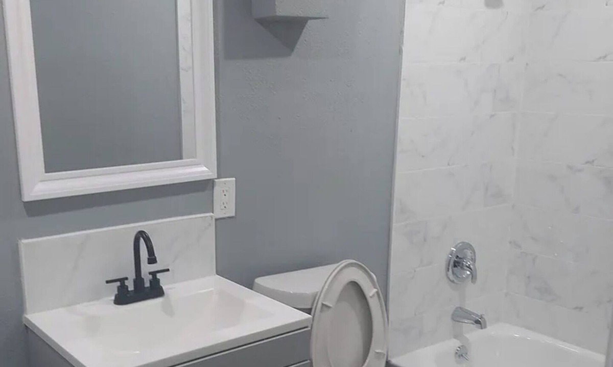 La Marque House | Charming 2-bedroom house in La Marque with AC