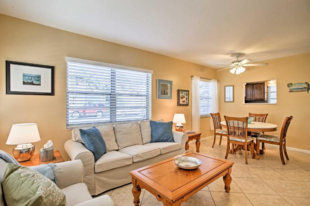 Lake Worth Apartment | Charming 2BR Lake Worth Condo Steps from the Water