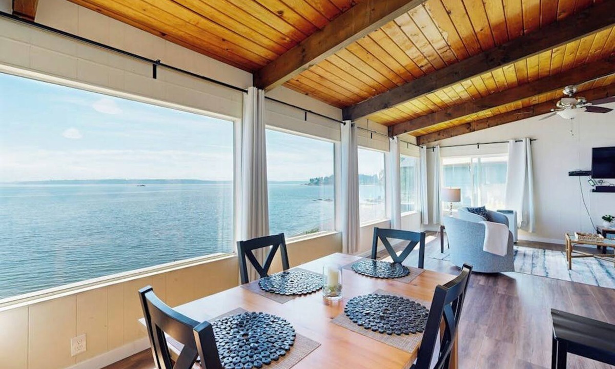 Bainbridge Island Apartment | Charming 2BR Bayview - Balcony - Washer Dryer