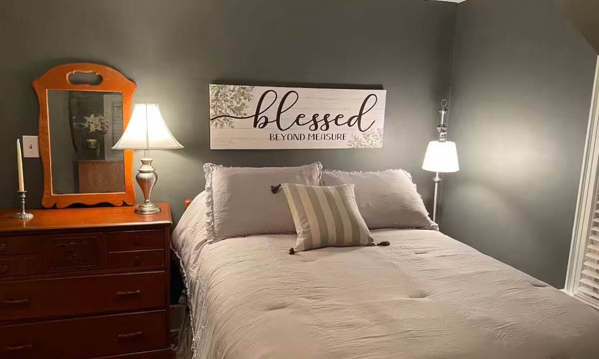 Springfield House | Charming 3-bedroom Cape in Springfield with WiFi