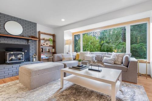 Inglewood-Finn Hill House | Charming and Spacious House with Relaxing Huge Deck