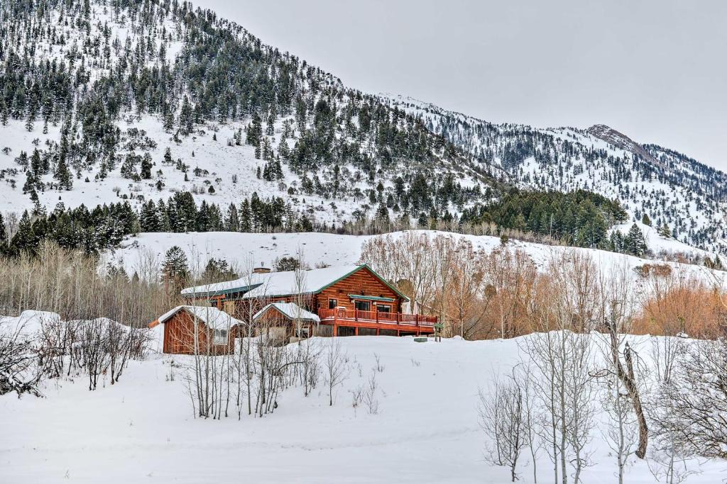 Bedford House | Charming Bedford Cabin w/Private Hot Tub!