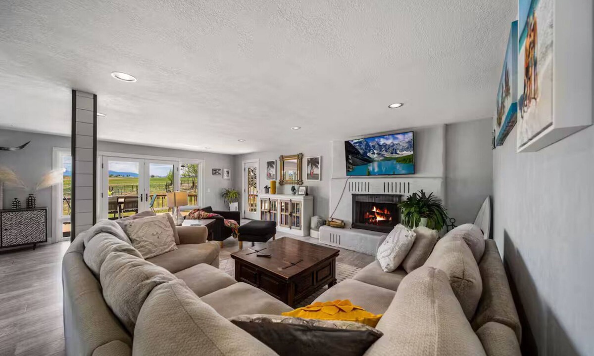 Durango House | Charming Farmhouse with Mountain Views!