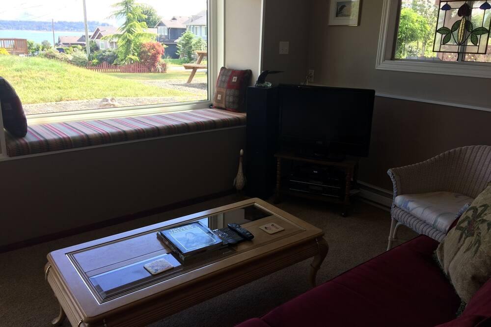 Courtenay Apartment | Charming Half-Duplex with a Lovely Ocean View Steps from Royston Seaside Park!