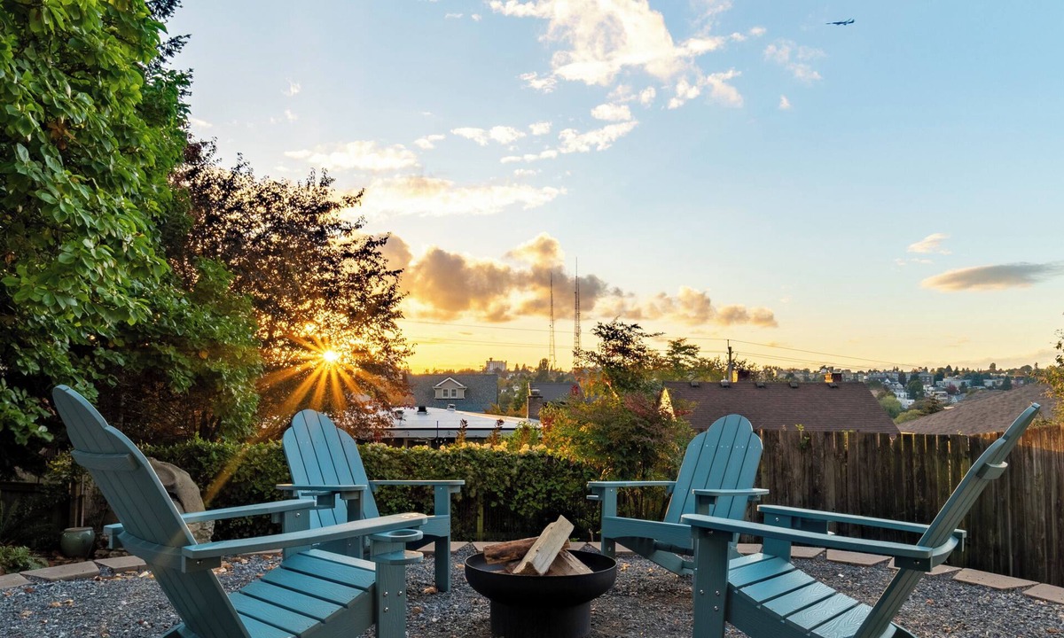 Madrona House | Charming Madrona Stay Walk to Lake & Cafes, Shops, A/C Parking