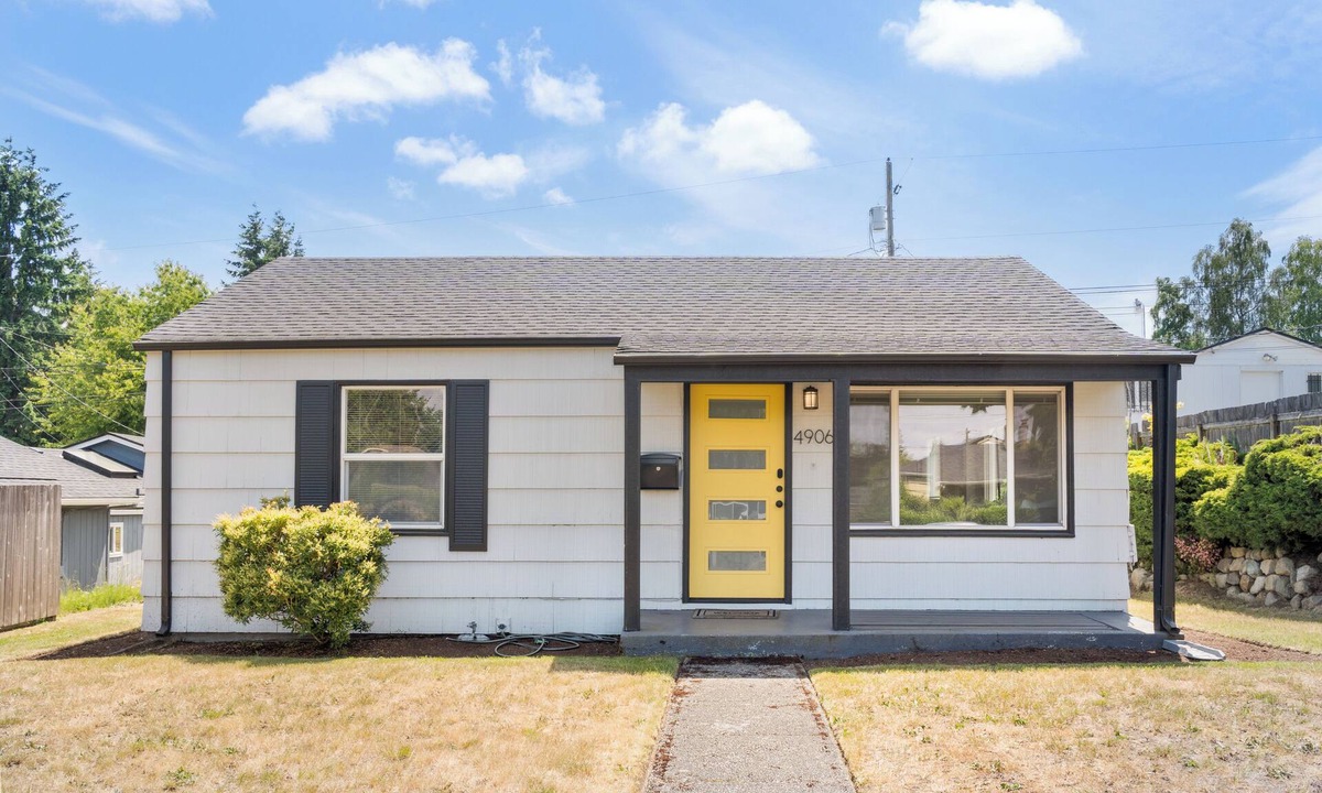 North End House | Charming North Tacoma Home – 2 Bedrooms, WiFi & More