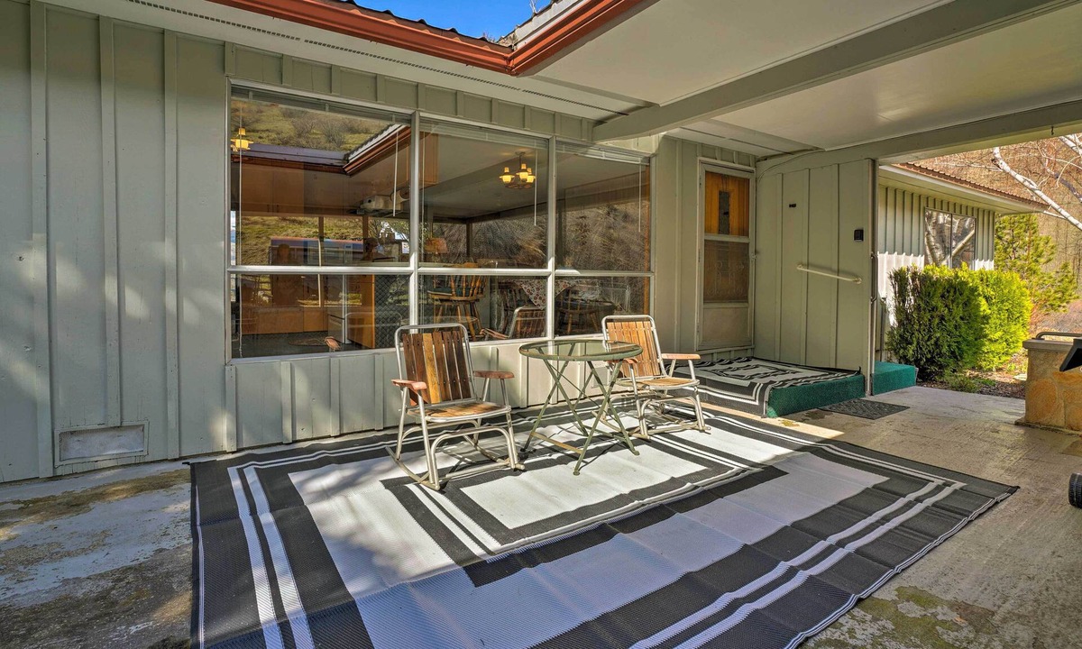 White Bird House | Charming White Bird Home w/Mtn & Salmon River View