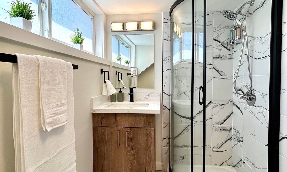 Renton Apartment | Chic, Cozy & New! Great location, Street Parking with AC