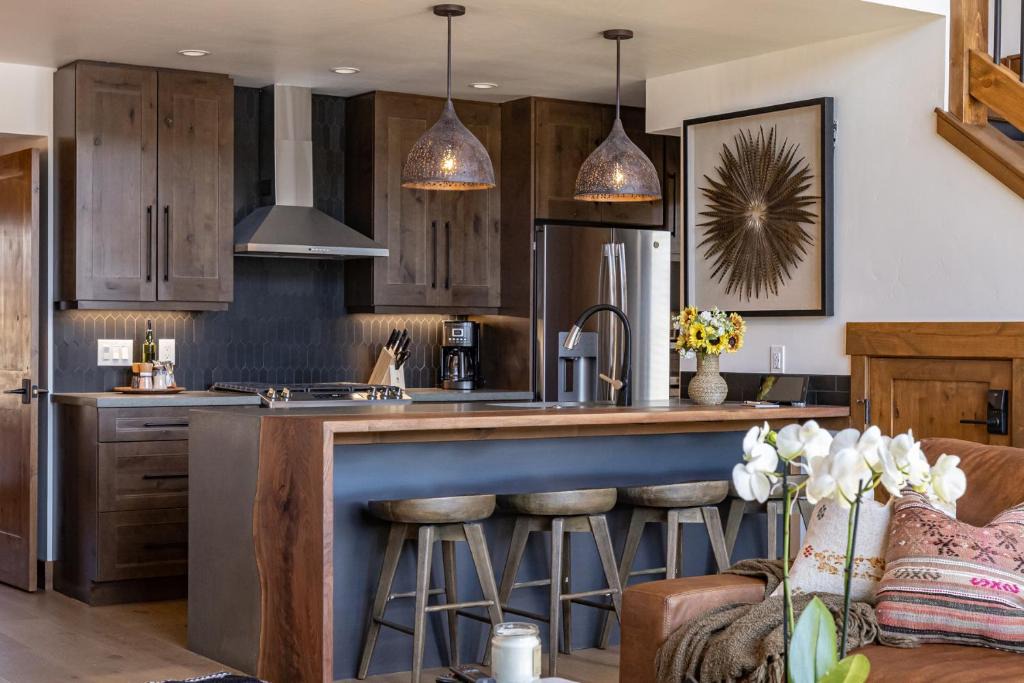 Estes Park House | Chic Lakefront Cabin - Unbeatable Views! Jacuzzi, Two Patios, Indoor/Outdoor Fireplace