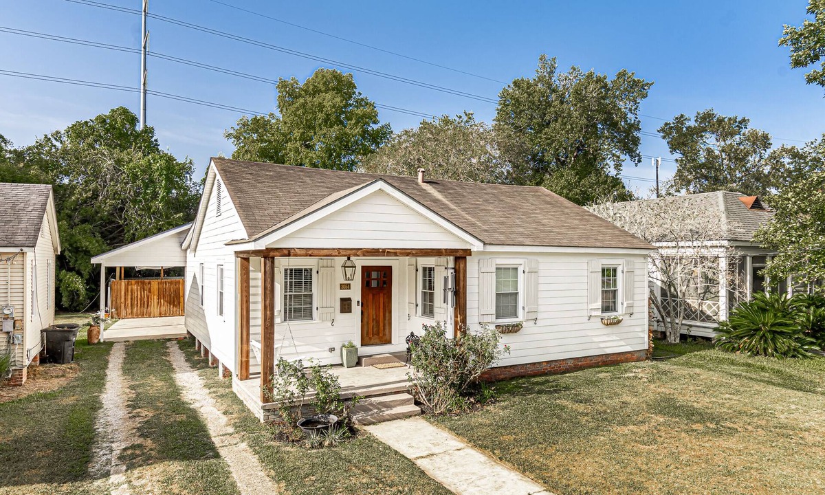 Mid City South House | Classic-contemporary Bungaleaux in a prime location, your home away from home.