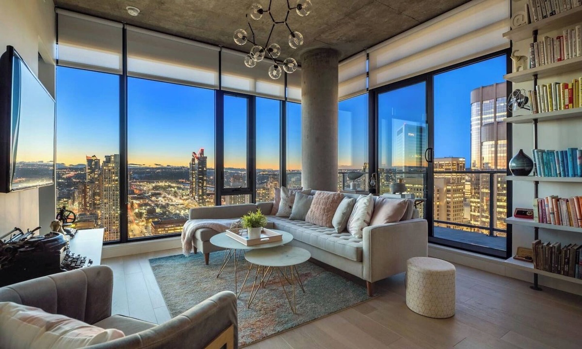 Connaught Apartment | Classy & Comfortable Sub-Penthouse w Pool, AC