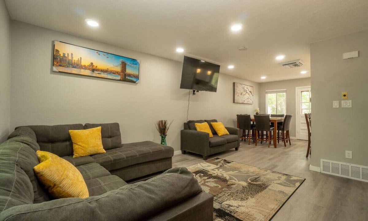Allendale Area Apartment | Close to Downtown| Sleeps 8 | Private Backyard