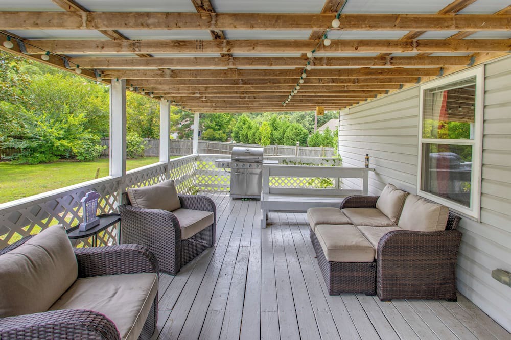 Hampstead House | Coastal Retreat in Hampstead + Private Deck & Yard