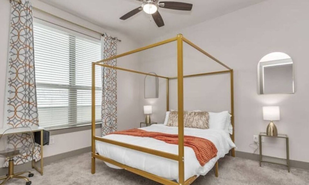 East Downtown Houston Apartment | Comfortable and elegant with balcony