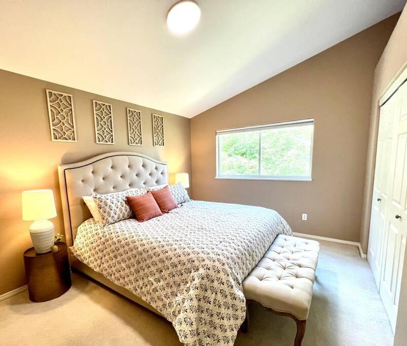 Turnagain House | Contemporary Turnagain Townhome
