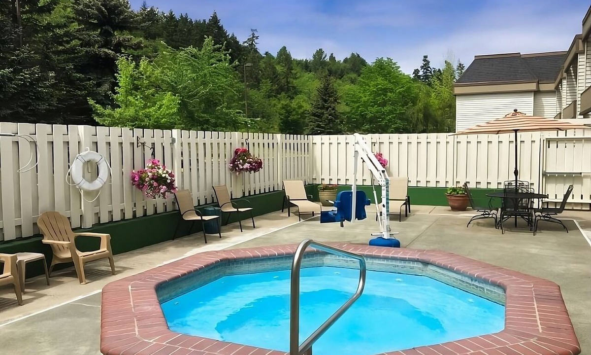 Poulsbo Hotel | Convenient Accommodation in GuestHouse Poulsbo! Free Breakfast and Parking!