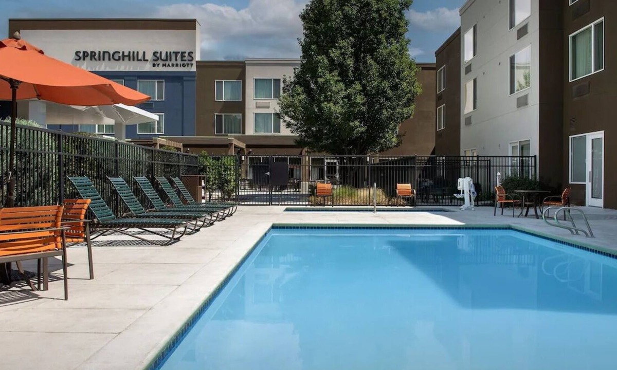 Southeast Boise House | Convenient Stay in Idaho! 3 Comfortable Units, Free Breakfast, Onsite Pool