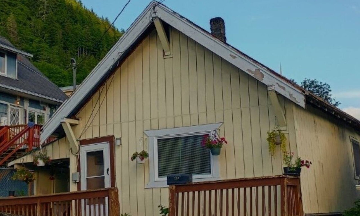 Ketchikan Cottage | Conveniently Located 1-br Cottage in Ketchikan Everything in Walking Distance
