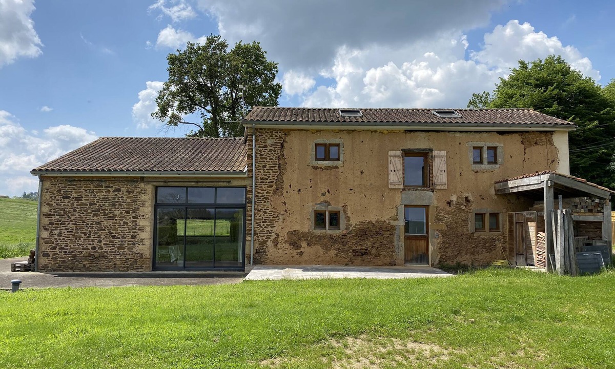 Castelner House | Converted barn/gergergerie in the countryside.