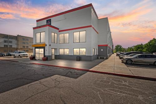 Greenwich Hotel | Coratel Inn and Suites By Jasper Wichita North