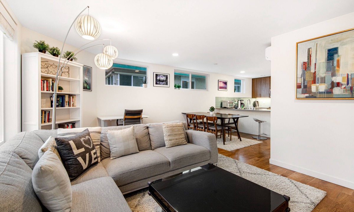 Fremont House | Corner Townhome with Rooftop Deck - Free WiFi & Washer/Dryer - Walker’s Paradise