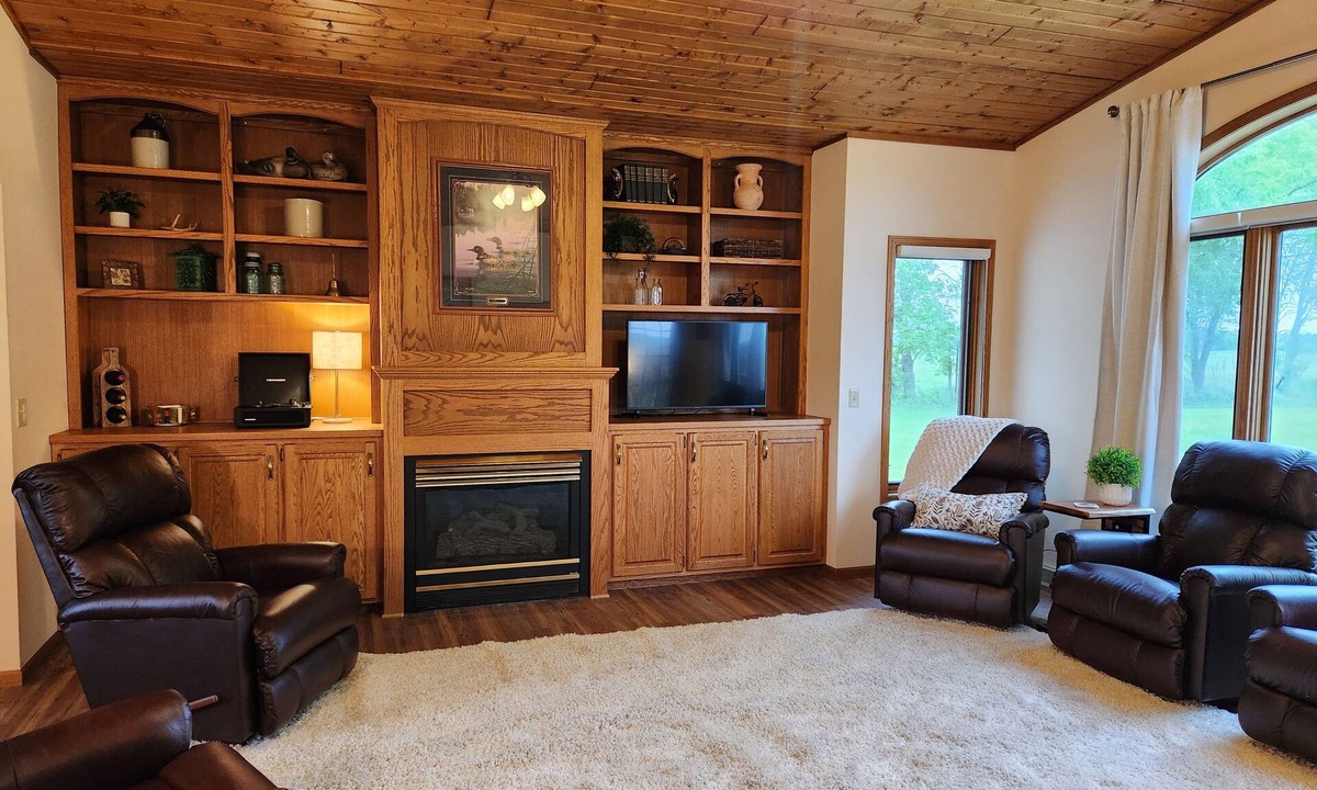 Hutchinson House | Country Home Sleeps 6 Adults, Lg Living & Kitchen Fire Pit, Crow River Winery
