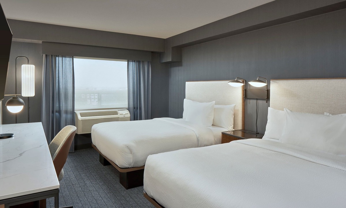 Regina Hotel | Courtyard by Marriott Regina Downtown