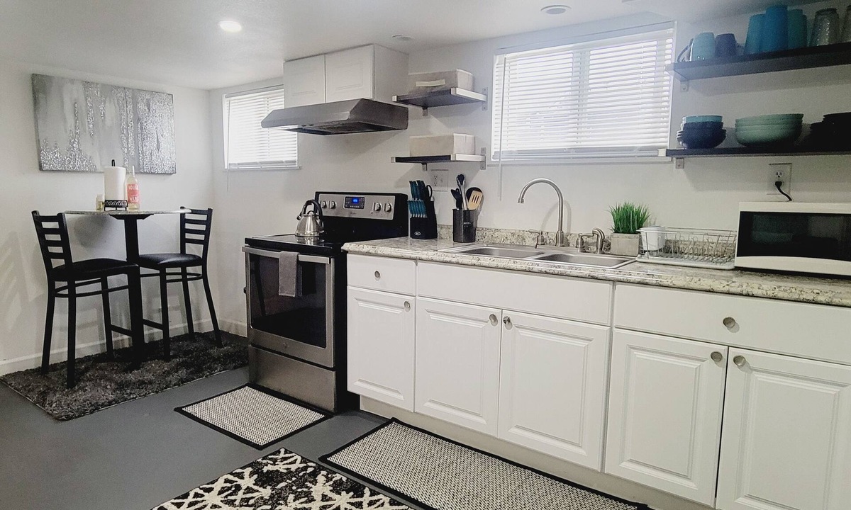 Brighton House | Cozy 2br bottom unit steps from Light Rail train, 15min from downtown/airport