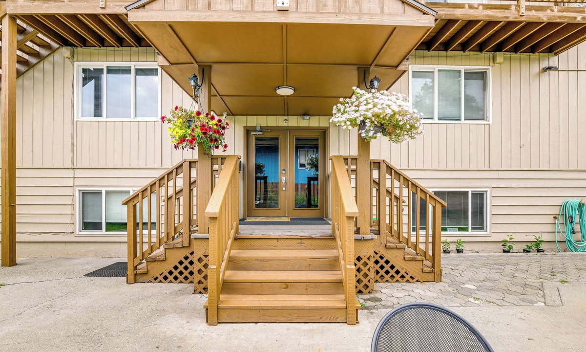 Midtown Anchorage Apartment | Cozy Anchorage Apartment w/Mountain Views