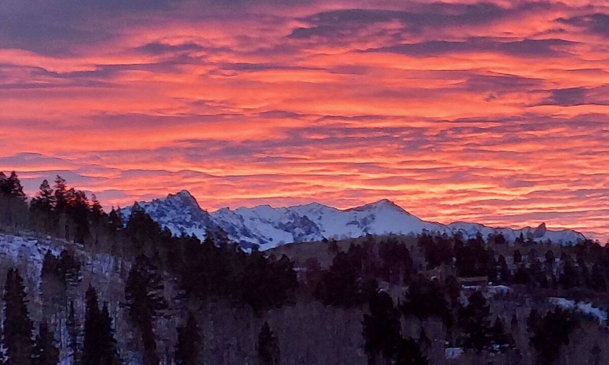 Elk Meadows House | Cozy and Private Cabin, Enjoy Gorgeous Views of Mountains.