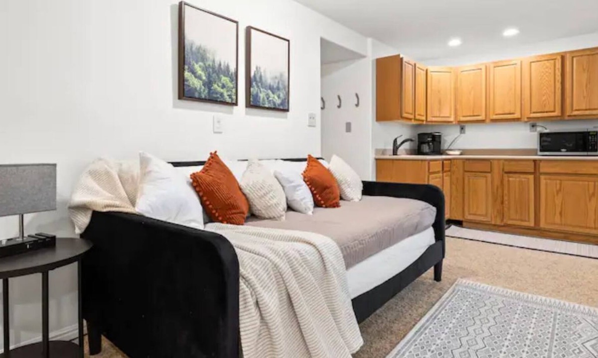 Mapleton Apartment | Cozy boho studio near mountains - pet/family friendly