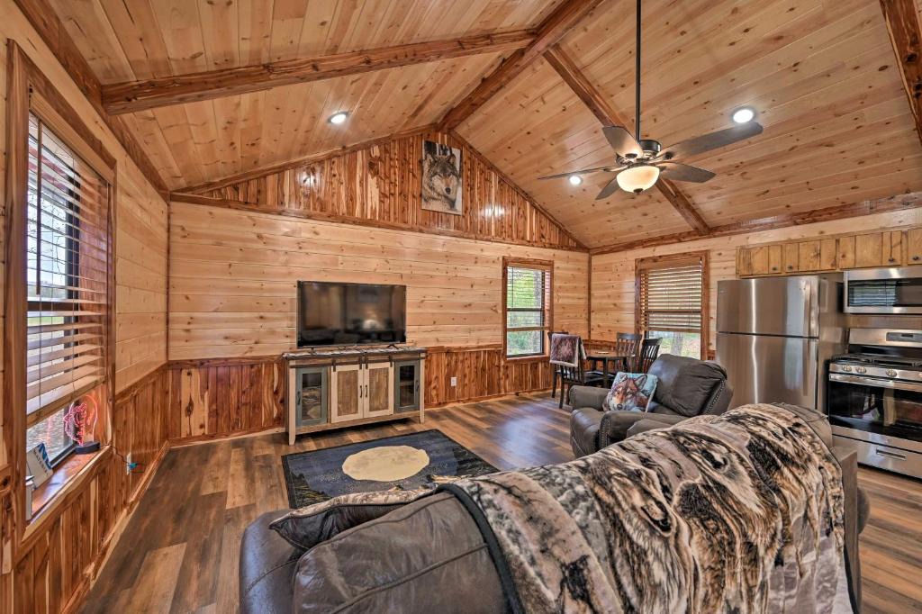 Broken Bow House | Cozy Broken Bow Cabin, Walk to the Lukfata Creek!