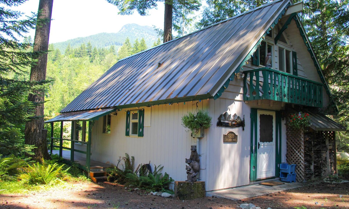 Skykomish Cabin | COZY CABIN ON THE SKY RIVER LOOKING UP AT THE WILD SKY WILDERNESS