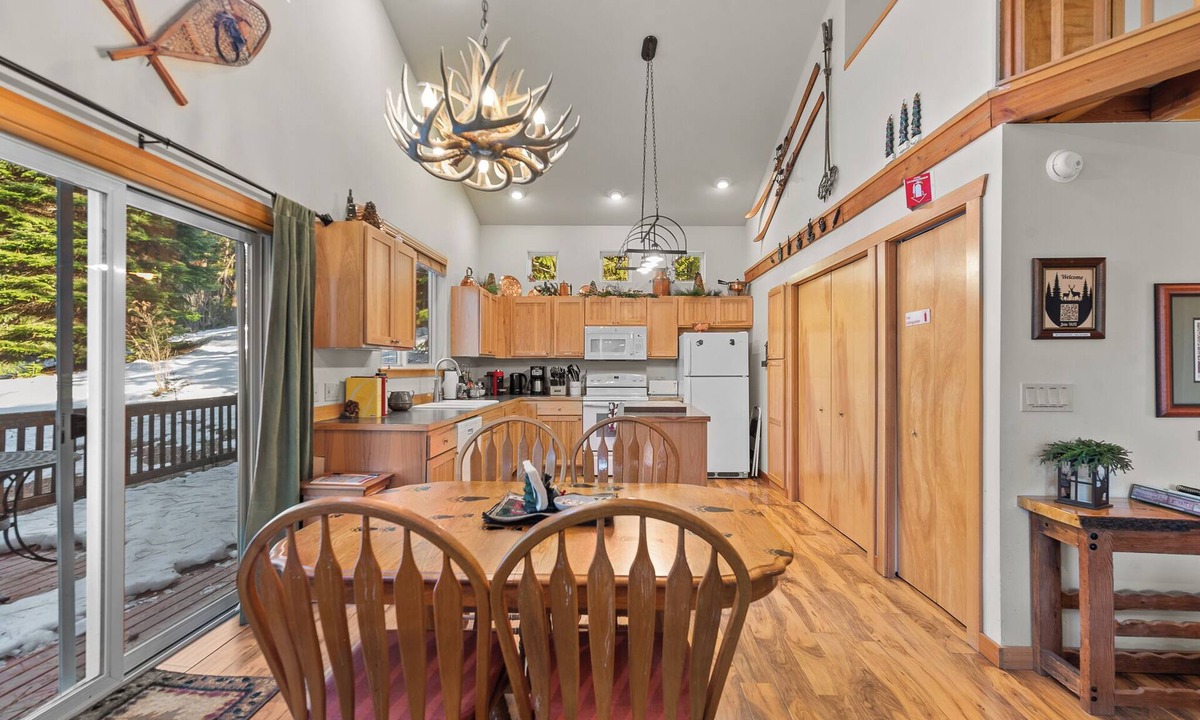 Leavenworth House | Cozy Couples Cabin |Hot Tub +King Bed + 25 min to Leavenworth