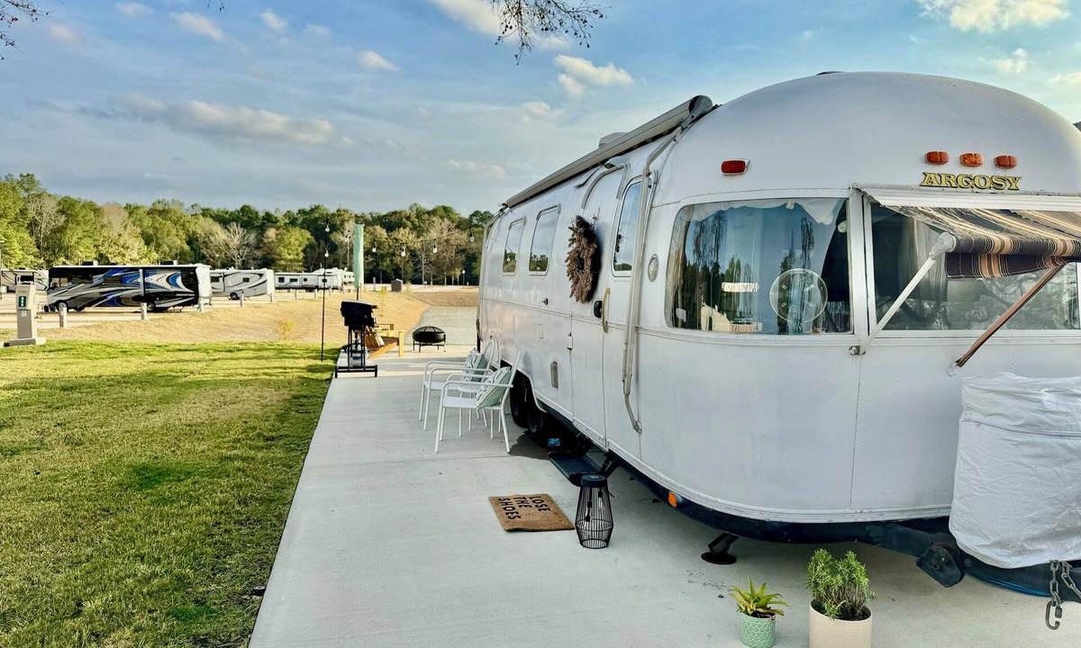 Willis RV Rental | Cozy Glamping in Willis, TX. Pet Friendly