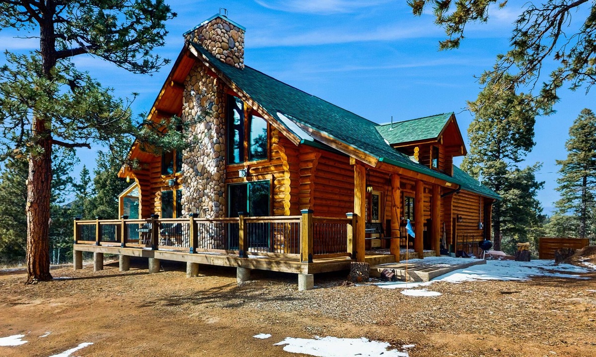 Cripple Creek House | Cozy home with fully stocked kitchen, large deck, mountain views & fast wifi