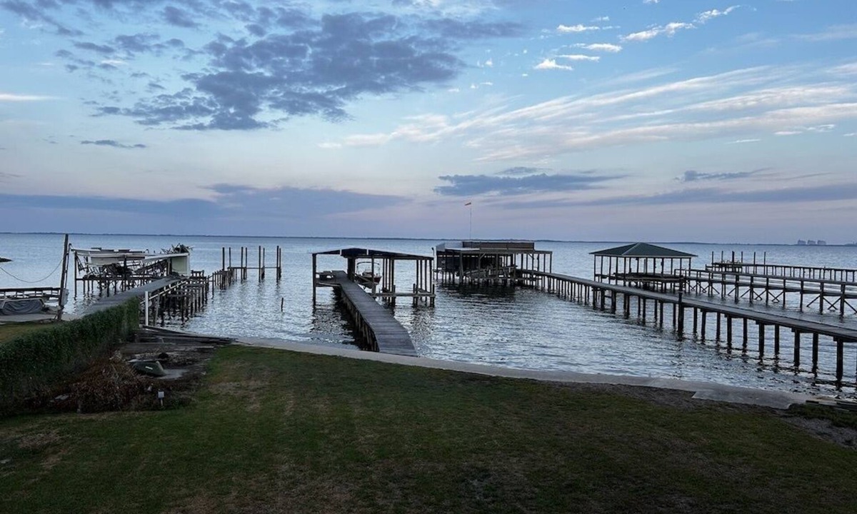 Creole House | Cozy Lakefront Property on Big Lake with Private Wharf