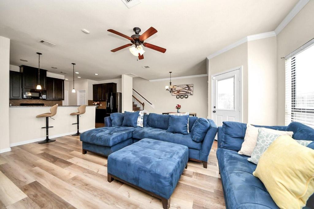 Barker House | Cozy & Spacious Getaway -4Bedroom With King bed & Backyard