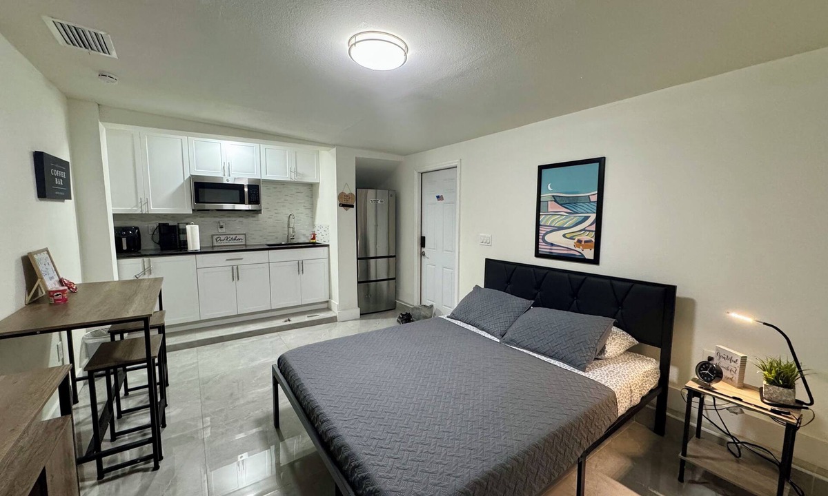 Greenacres Apartment | Cozy Studio Apartment in WPB, very close to the airport
